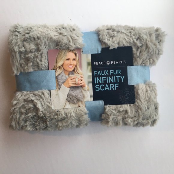 NWT Faux Fur Infinity Scarf, Galentine's Day Gift, Gift for Her, Super soft - Picture 3 of 9